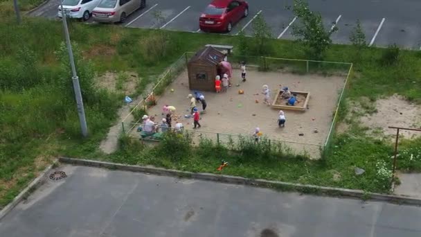 Petrozavodsk, Rusia, 7 de julio de 2021 Los niños y los maestros de kindergarten caminan en el patio de recreo. Jugar y caminar de los niños. Zona de juegos para juegos activos y entrenamiento físico. Niños y niñas en edad preescolar. — Vídeos de Stock