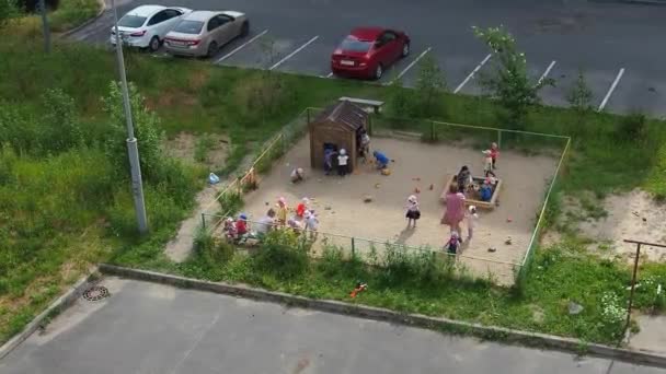 Petrozavodsk, Russia, 7 luglio 2021 Bambini e insegnanti d'asilo camminano nel parco giochi. Giocare e camminare di bambini. Parco giochi per giochi attivi e allenamento fisico. Ragazzi e ragazze in età prescolare. — Video Stock