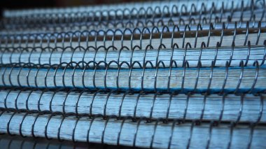 Bir yığın bahar not defteri. Kalın not defterleri ya da dizüstü bilgisayarlar üst üste konmuş. Kayıtlar için ofis eşyaları, günlük tutmak, muhasebe ve iş tutmak. Eğitim malzemeleri.