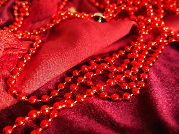 Czerwone Piękne Koraliki Jasnym Szkarłatnym Aksamicie Piękna Luksusowa Biżuteria Damska — Zdjęcie stockowe