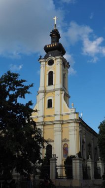 Sremska Mitrovica, Sırbistan, 15 Haziran 2021. St. Demetrius Katedrali Kilisesi. Şehirdeki Ortodoks Hıristiyan Kilisesi. Klasik unsurlarla anıtsal bir Barok binası. Altın haçlı bronz kubbe