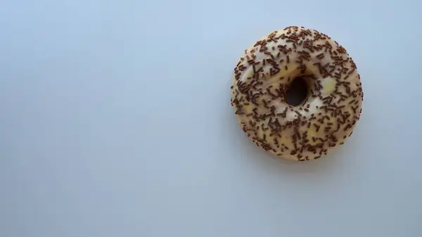 Donut Nahaufnahme Auf Blauem Hintergrund Köstlicher Kuchen Mit Vanillezucker Und — Stockfoto