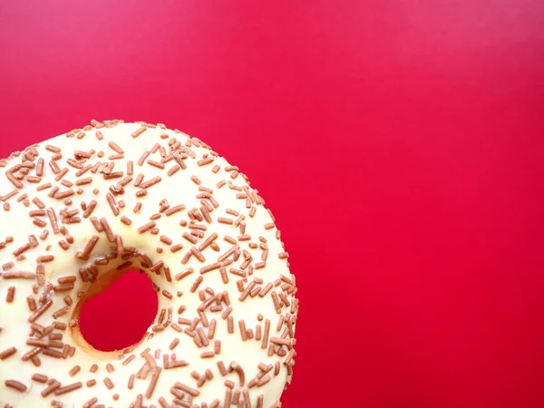 Doughnut Close Red Background Delicious Cake Covered Vanilla Icing Chocolate — Stock Photo, Image