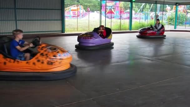 Petrozavodsk, Rusia, 26 de junio de 2021. Un coche de choque. Atracción infantil Autodrom. Niños y adultos disfrutan montando coches eléctricos y disfrutando de un momento divertido. Parque de atracciones para niños — Vídeo de stock