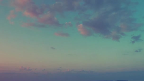 Le ciel et les nuages dans les rayons du soleil couchant. Mouvement accéléré dans l'atmosphère du laps de temps. Les beaux nuages sur la nuit blanche du nord. Lac d'Onega, Carélie, Russie. — Video