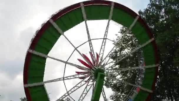 Atracción de entretenimiento Sorpresa en el parque de recreación y entretenimiento. Niños y adultos montan en el carrusel. Una plataforma en ángulo. La gente disfruta de las emociones, Giros y movimiento de la rueda — Vídeo de stock