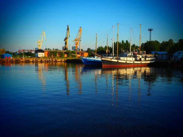 ロシアのペトロザヴォフスク 2021年7月10日 貨物クレーンや船とポート 木製のヨットやボートをお楽しみください 工業ビルだ カレリアのオンガ湖 観光のテーマ — ストック写真