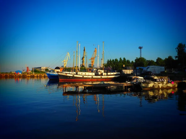 2021年7月10日 俄罗斯彼得罗沃茨克 有货机和船只的港口 愉快的木制游艇和小船 工业建筑 奥涅加湖卡累利阿海洋 运输和旅游主题 那天晚上 — 图库照片