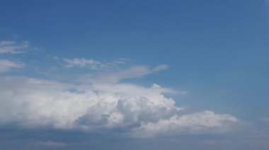 Gökyüzü ve bulutlar. Zaman atlaması atmosferinde hızlandırılmış hareket. Güzel bulutlar. Onega Gölü, Karelia, Rusya. Gündüz vakti gökyüzünde hızlı bulutlar dolaşır. Zaman aşımı