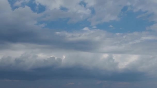 De lucht en de wolken. Versnelde beweging in de atmosfeer van tijdsverloop. De prachtige wolken. Onega Lake, Karelië, Rusland. Snelle beweging van wolken door de lucht overdag. Tijdsverloop — Stockvideo