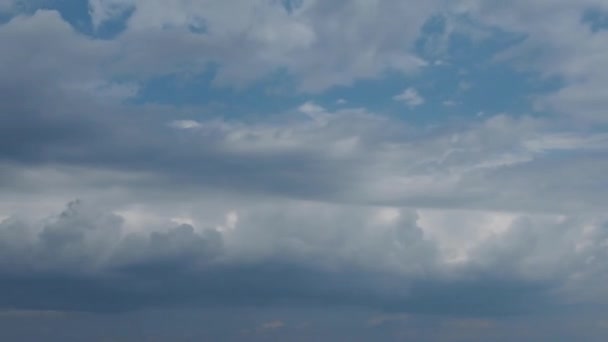 El cielo y las nubes. Movimiento acelerado en la atmósfera de lapso de tiempo. Las hermosas nubes. Lago Onega, Karelia, Rusia. Movimiento rápido de nubes a través del cielo durante el día. Caducidad — Vídeo de stock