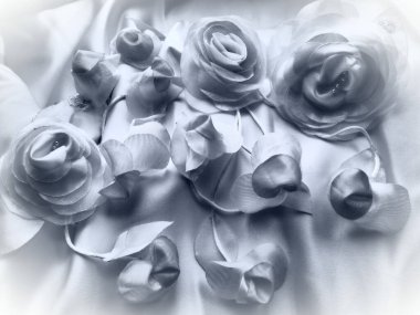 Gelinin gelinliğinin süsü için kumaştan yapılmış düğün çiçekleri. Eski tarz, bulanık sisli görüntü. Birkaç yapay çiçek ve ipekten tomurcuklar. Tören için düğün süsleri.