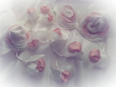 Gelinin gelinliğinin süsü için kumaştan yapılmış düğün çiçekleri. Eski tarz, bulanık sisli görüntü. Birkaç yapay çiçek ve ipekten tomurcuklar. Tören için düğün süsleri.