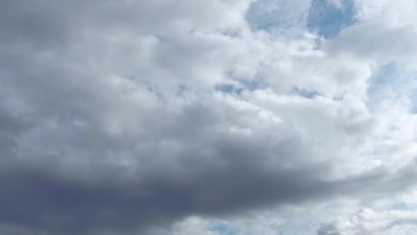 Cumulus cumulus wolken zijn dichte wolken met significante verticale ontwikkeling. Geassocieerd met de ontwikkeling van convectie in de onderste en middelste troposfeer. Versnelde video-opnamen, snel — Stockvideo