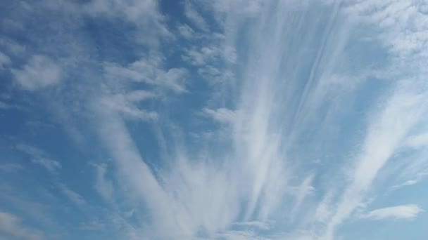 De tijd dringt. Snel bewegende wolken tegen een blauwe lucht. Twee lagen troebelheid. Cumulus wolken bewegen lager en sneller in de wind. Hoge cimbling wolken vliegen langzamer. Overdag. Meteorologisch onderwerp. — Stockvideo