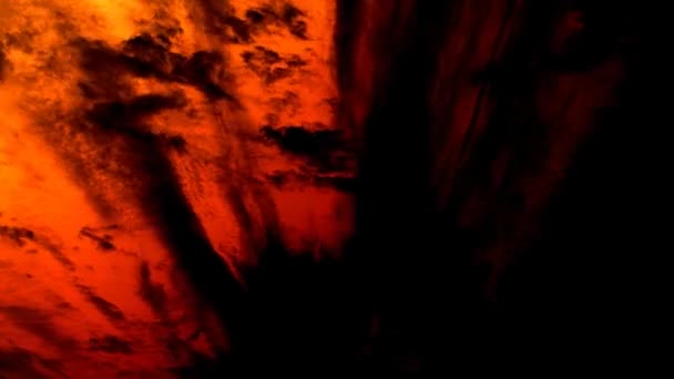 El tiempo pasa. Terribles nubes sangrientas vuelan a través del cielo oscuro. Terrible tormenta dramática. Movimiento abstracto en la atmósfera. Meteorología y tema de Halloween. — Vídeos de Stock