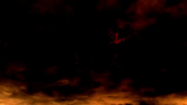 O tempo passa. Horríveis nuvens sangrentas voam através do céu escuro. Uma terrível tempestade dramática. Movimento abstrato na atmosfera. Meteorologia e tema de Halloween. — Vídeo de Stock