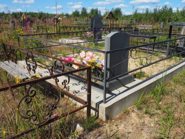 Taş anıtlı bir mezarlık. Yazın öğleden sonra terk edilmiş eski bir mezarlık. Çimen çalıları. Mezarlardaki eski granit anıtlar. İnsan mezarları. Unutulma, sakinlik, ölüm ve Cadılar Bayramı teması.