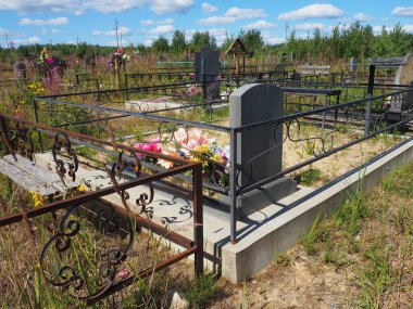 Taş anıtlı bir mezarlık. Yazın öğleden sonra terk edilmiş eski bir mezarlık. Çimen çalıları. Mezarlardaki eski granit anıtlar. İnsan mezarları. Unutulma, sakinlik, ölüm ve Cadılar Bayramı teması.