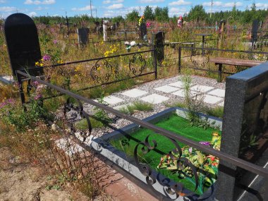 Taş anıtlı bir mezarlık. Yazın öğleden sonra terk edilmiş eski bir mezarlık. Çimen çalıları. Mezarlardaki eski granit anıtlar. İnsan mezarları. Unutulma, sakinlik, ölüm ve Cadılar Bayramı teması.