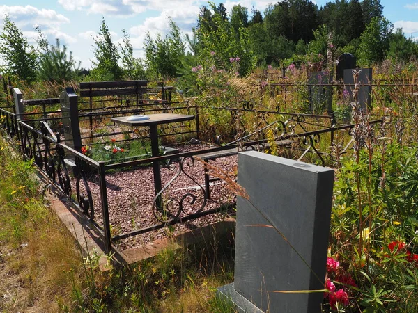 Cimitero Con Monumenti Pietra Vecchio Cimitero Abbandonato Nel Pomeriggio Estate — Foto Stock
