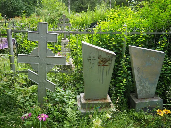 Cemitério Com Monumentos Pedra Antigo Cemitério Abandonado Tarde Verão Bilhetes — Fotografia de Stock