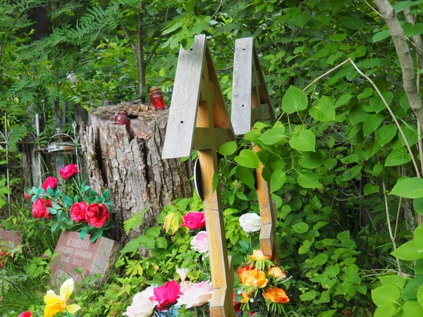 Konstgjorda Flerfärgade Blommor Graven Överväxt Med Gräs Gammal Kyrkogård Gravar — Stockfoto