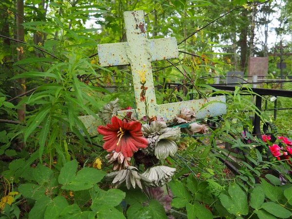 Flores Artificiais Multicoloridas Sepultura Crescido Com Relva Velho Cemitério Túmulos — Fotografia de Stock
