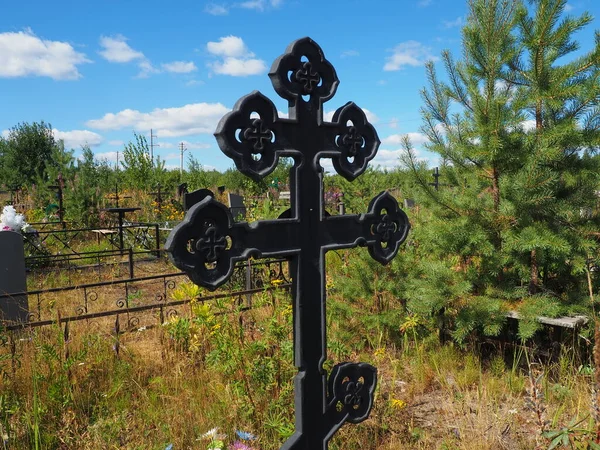 Cruz Metal Tumba Monumento Forma Cruz Cementerio Durante Día Verano —  Fotos de Stock