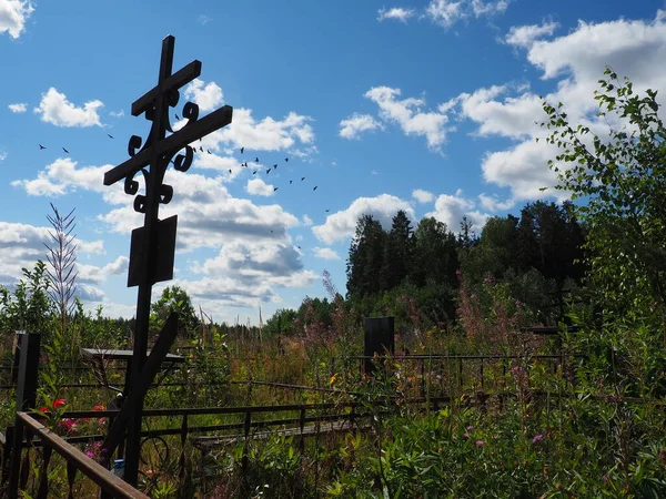Metalen Kruis Het Graf Monument Vorm Van Een Kruis Begraafplaats — Stockfoto