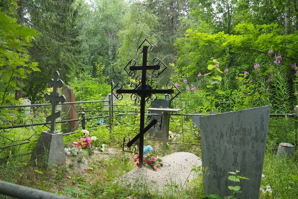 Cruz Metal Sepultura Monumento Forma Uma Cruz Cemitério Durante Dia — Fotografia de Stock
