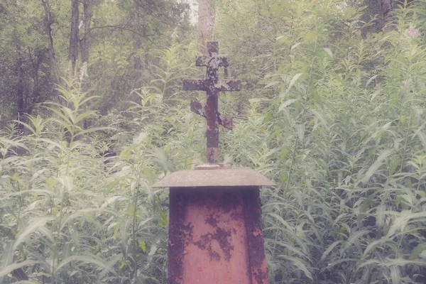 Croix Métal Sur Tombe Monument Forme Croix Dans Cimetière Jour — Photo