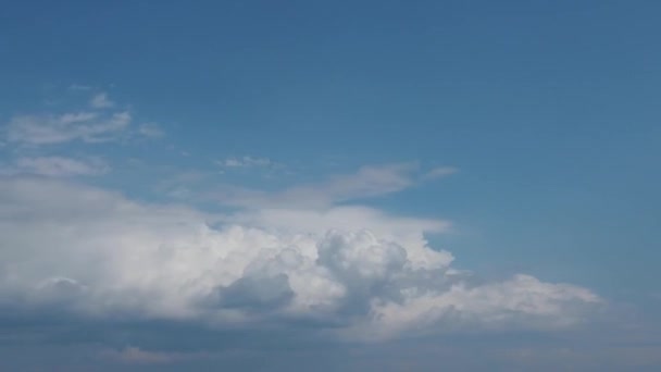O céu e as nuvens. Movimento acelerado na atmosfera de lapso de tempo. As nuvens lindas. Onega Lake, Carélia, Rússia. Movimento rápido de nuvens através do céu durante o dia — Vídeo de Stock