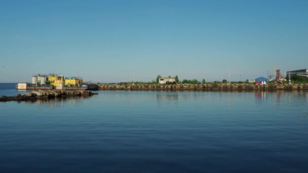 Petrozavodsk, Rusia, 10 iulie 2021 Stație de râu sau port maritim. Depozite și facilități de producție. Pier pe lacul Onega, Karelia. Anvelopele auto sunt plasate pe părțile laterale ale digului. Apă, cer și orizont — Videoclip de stoc