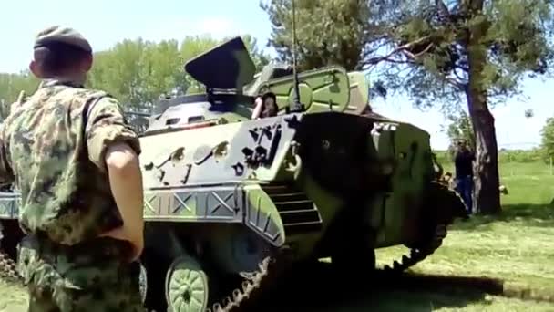 Sremska Mitrovica Sırbistan 18 Mayıs 2019 Tank Kuvvetleri gösterileri. Zırhlı personel taşıyıcı araç - motorlu tüfek personelinin taşınması için zırhlı taşıma ve savaş aracı. — Stok video