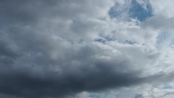 Las nubes cumulus cumulus son nubes densas con un desarrollo vertical significativo. Asociada con el desarrollo de convección en la troposfera inferior y media. Grabación de vídeo acelerada, rápida. — Vídeo de stock