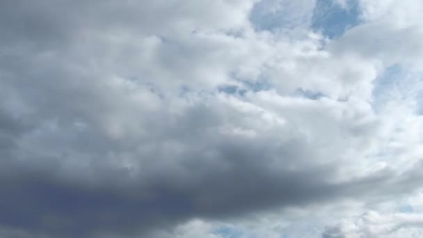 Cumulus cumulus wolken zijn dichte wolken met significante verticale ontwikkeling. Geassocieerd met de ontwikkeling van convectie in de onderste en middelste troposfeer. Versnelde video-opnamen, snel. — Stockvideo