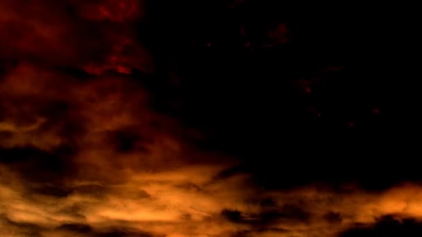 Giri nel tempo. Terribili nuvole di sangue volano attraverso il cielo buio. Terribile tempesta drammatica. Movimenti astratti nell'atmosfera. Tema meteorologia e Halloween — Video Stock