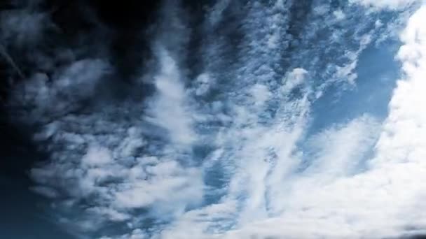 O tempo passa. Nuvens em movimento rápido contra um céu azul. Duas camadas de nudez. Nuvens de cúmulo movem-se cada vez mais baixo ao vento. Nuvens altas de cimbling voam mais devagar. De dia. Tópico de meteorologia — Vídeo de Stock