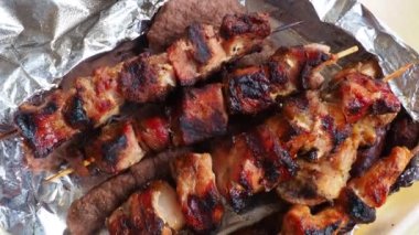 Tek kullanımlık paketlerde ızgara et ve alüminyum folyo, bir restorandan geliyor. Restoran ve kafelerden eve yemek teslimatı. Şiş kebap ve topak topak tavuk, domuz ve kuzu eti.