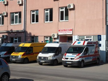 27 Mayıs 2021. Sremska Mitrovica, Sırbistan. Bir Cavid hastanesinin binasında bir ambulans duruyor. Birkaç ambulans çağrıya gitmek için hazır. Dispanser binası, sokak. Salgın virüsle savaşıyorum..