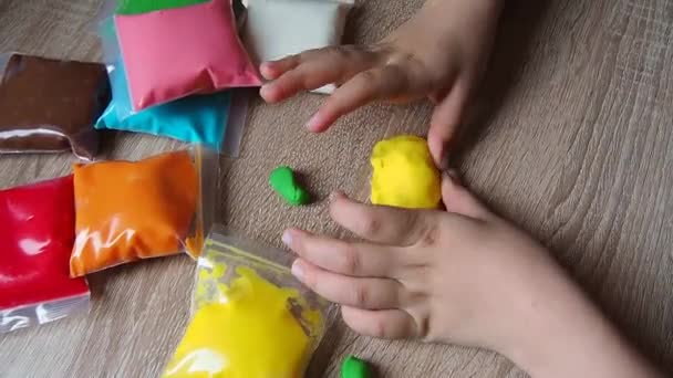 Kinderhände Zerknüllen Weiche Knetmasse Pakete Mit Knetmasse Liegen Auf Dem — Stockvideo