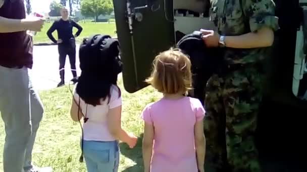 Sremska Mitrovica Serbia Maja 2019 Demonstracje Czołgów Dwóch Żołnierzy Zakłada — Wideo stockowe