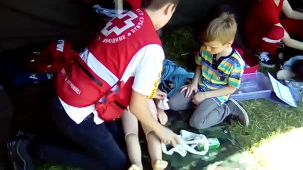 Sremska Mitrovica セルビア 2018年5月18日 子供たちは怪我の応急処置を学ぶ 軍の創傷包帯演習 プラスチックダンブリーの手足に包帯とトーナメントを適用します — ストック動画