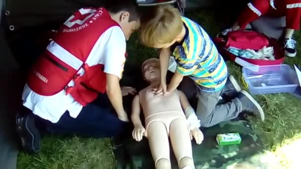 Sremska Mitrovica セルビア 2018年5月18日 人工呼吸や呼吸停止時の間接的な心臓マッサージのためのトレーニング 負傷者への応急処置を子供たちに教える 男子列車 — ストック動画