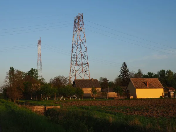 Σπίτι Και Καλλιεργήσιμη Δίπλα Στο Καλώδιο Ρεύματος Ηλεκτρικό Δίκτυο Σύστημα — Φωτογραφία Αρχείου