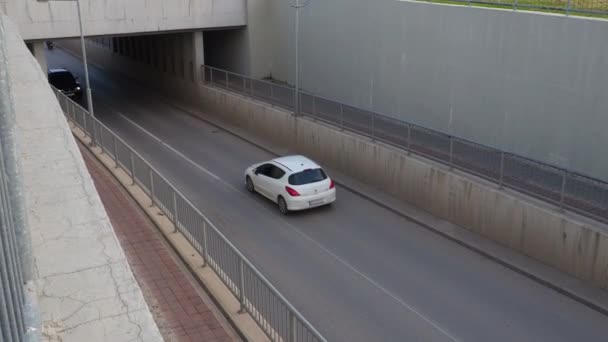 Sremska Mitrovica Service September 2021車は日中に新しい地下通路を通って運転します コンクリート構造物 橋や地下道 都市環境における道路の安全 — ストック動画
