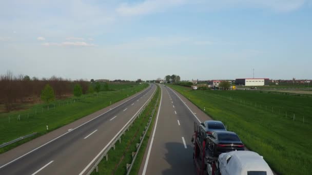 Sremska Mitrovica Service September 2021年 陸橋や橋の下で異なる方向に通過します 高速道路E 75ヨーロッパ 交通機関だ トラックは新しい車を運んでいる — ストック動画