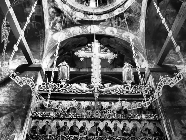 2021年9月5日 塞尔维亚Loznica 位于Machvan地区Loznica地区的塞尔维亚东正教Sabac教区的Tronos修道院 金属十字架和祭坛 圆形灯具或吊灯 — 图库照片
