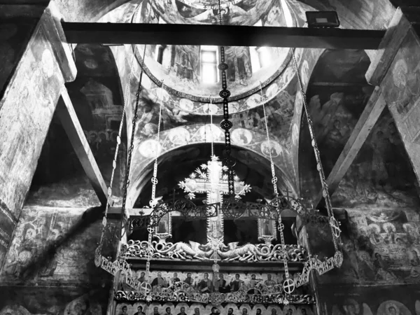 2021年9月5日 塞尔维亚Loznica 位于Machvan地区Loznica地区的塞尔维亚东正教Sabac教区的Tronos修道院 金属十字架和祭坛 圆形灯具或吊灯 — 图库照片